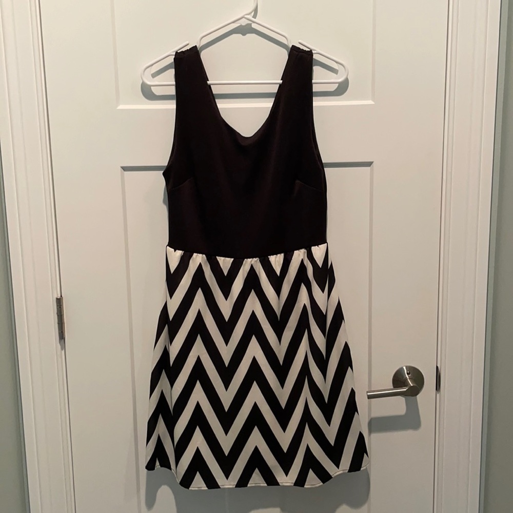 41 Hawthorn, medium, black and white